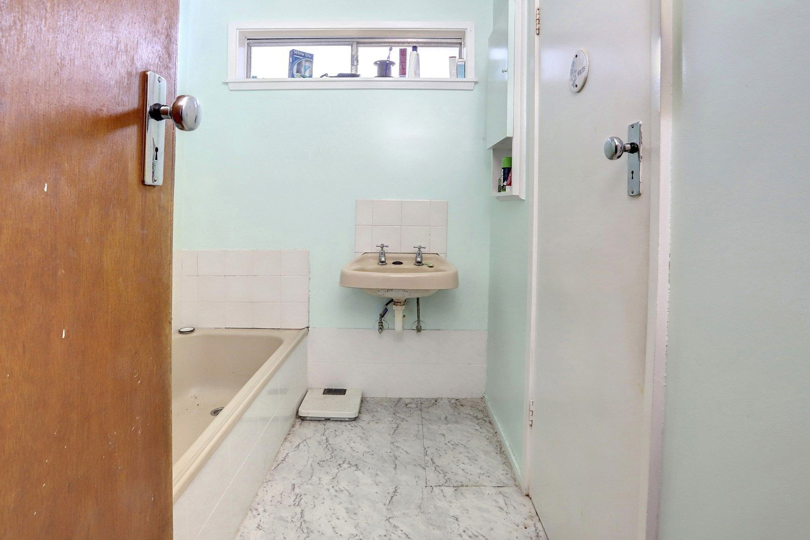 Cherie-Barber_Renovating-For-Profit_600k-buy_North-Frankston-bathroom