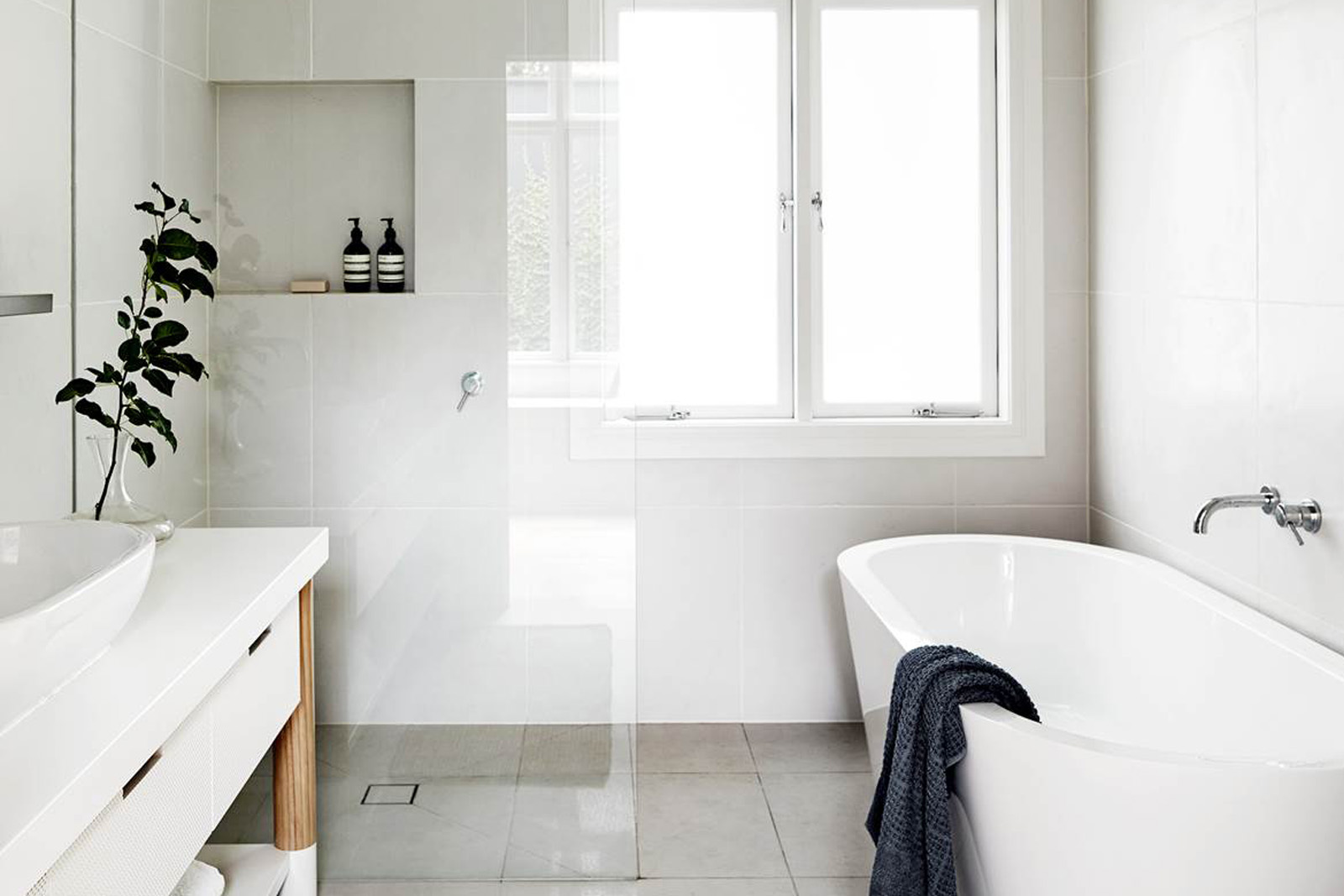 26 Paint Color Ideas for a Small Bathroom to Make It Feel Big