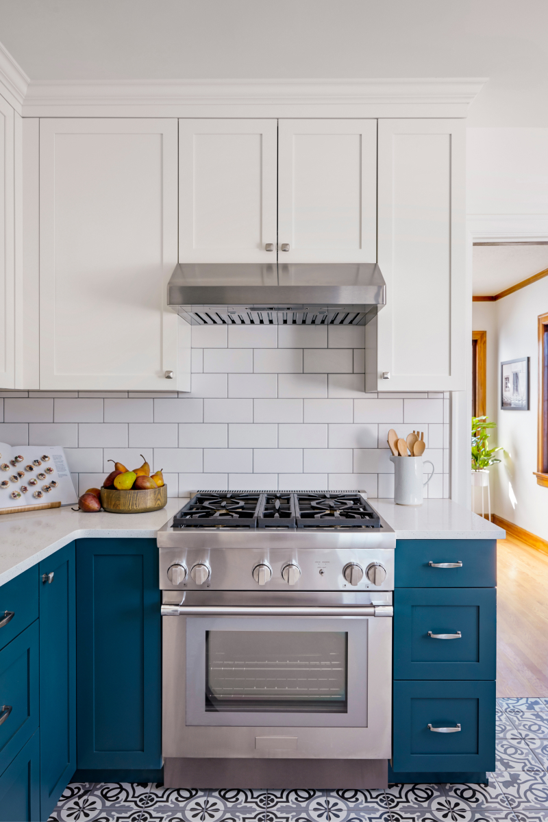  Two-Toned Kitchen Cabinetry: The Perfect Balance